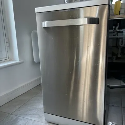 se13 slimline fridge £30